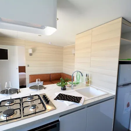 Mobil-home Luxueux A Jullouville, 200m Plage, Piscine Chauffee, Pour 6 Personnes - Fr-1-361a-73 Holiday home *